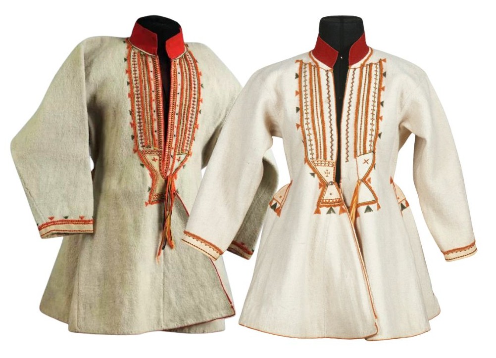 Kaksi valkjärveläistä sarkaviittaa kuvattuna edestäpäin sovitusnuken päällä.