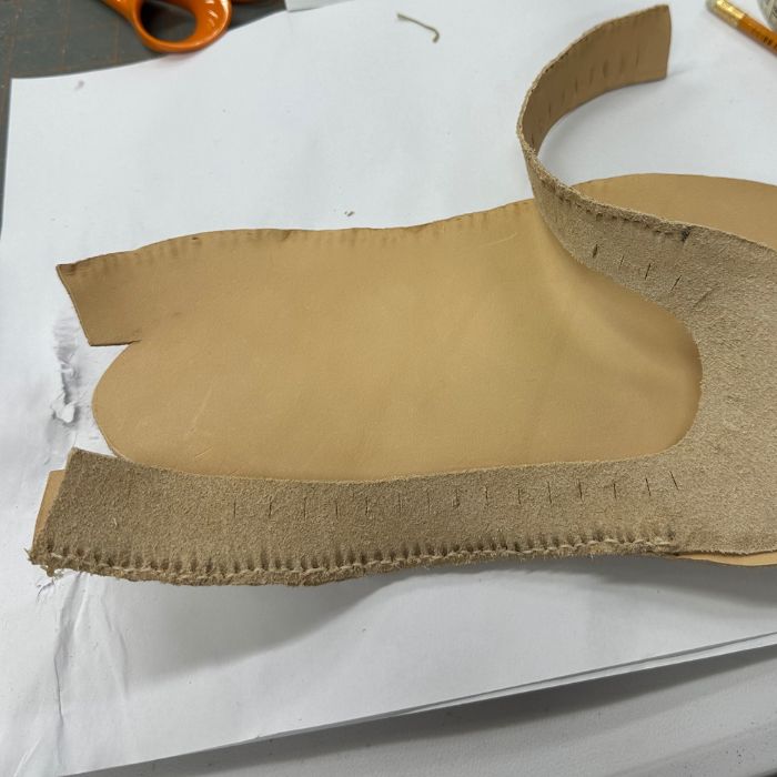 Valmis ruohikengän sivusauma nurjalta puolelta.