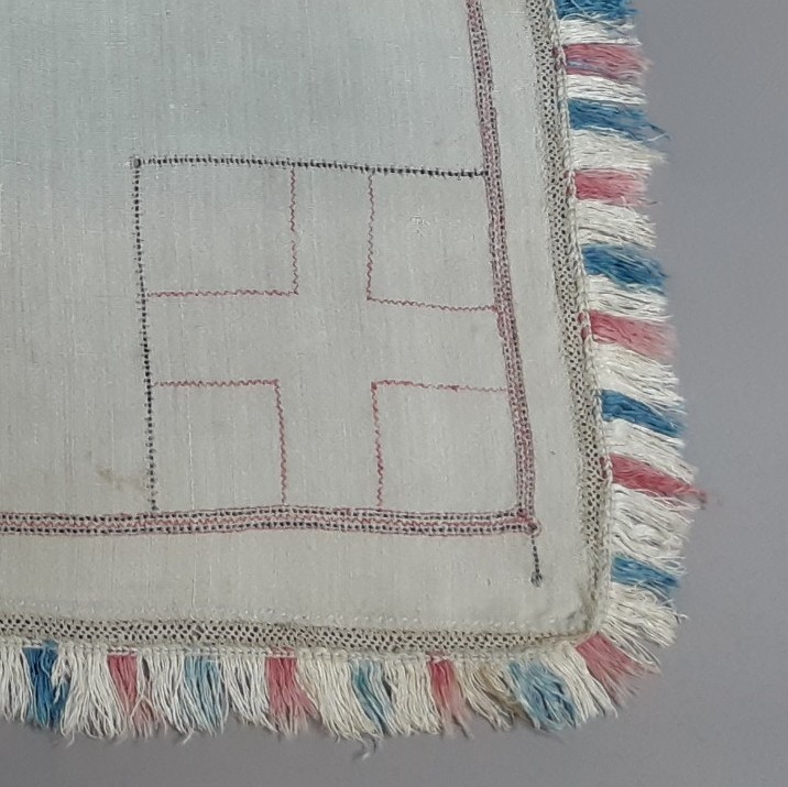 Yksityiskohta räisäläisessä röppynästyykissä.