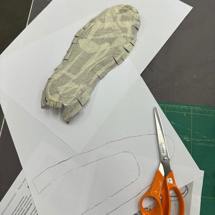 Lestille piirretty kaava avattuna auki. 