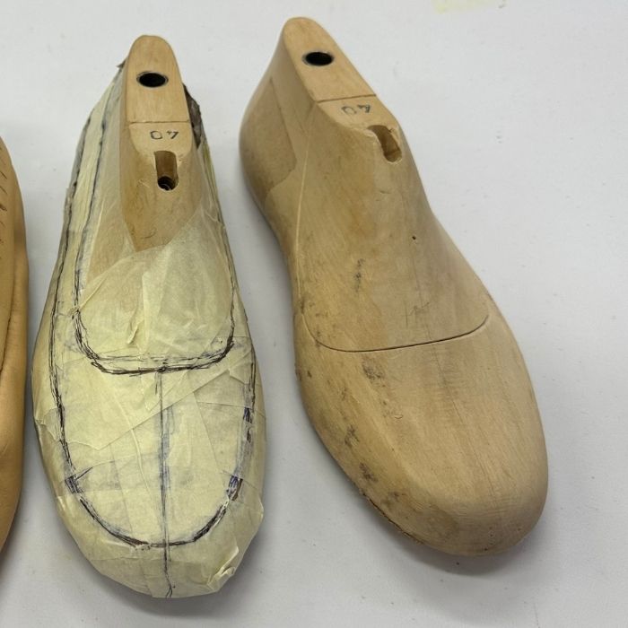 Lesti, jonka päälle on piirretty kengän kaava.