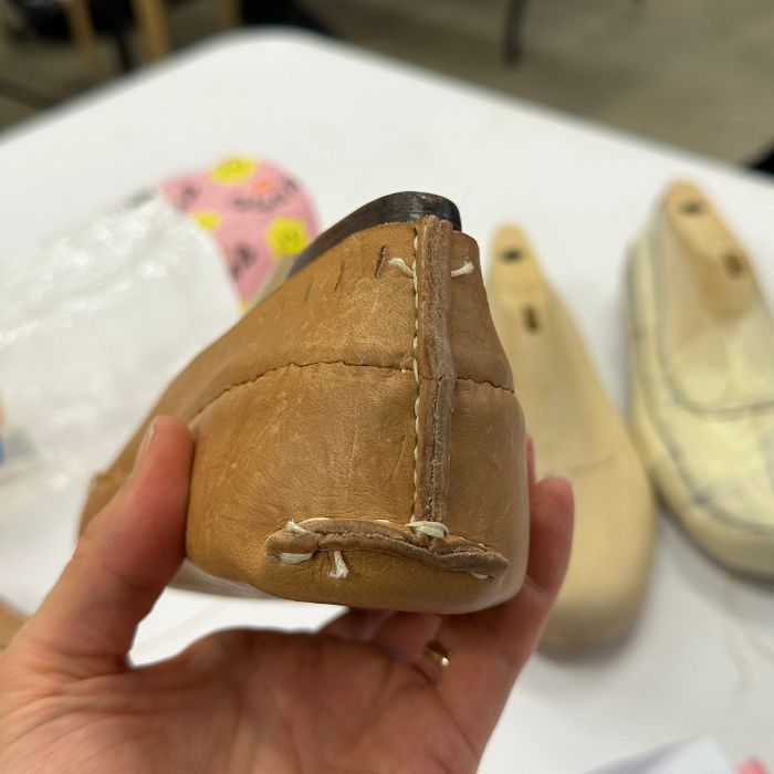 Kengän kannan ompelu.