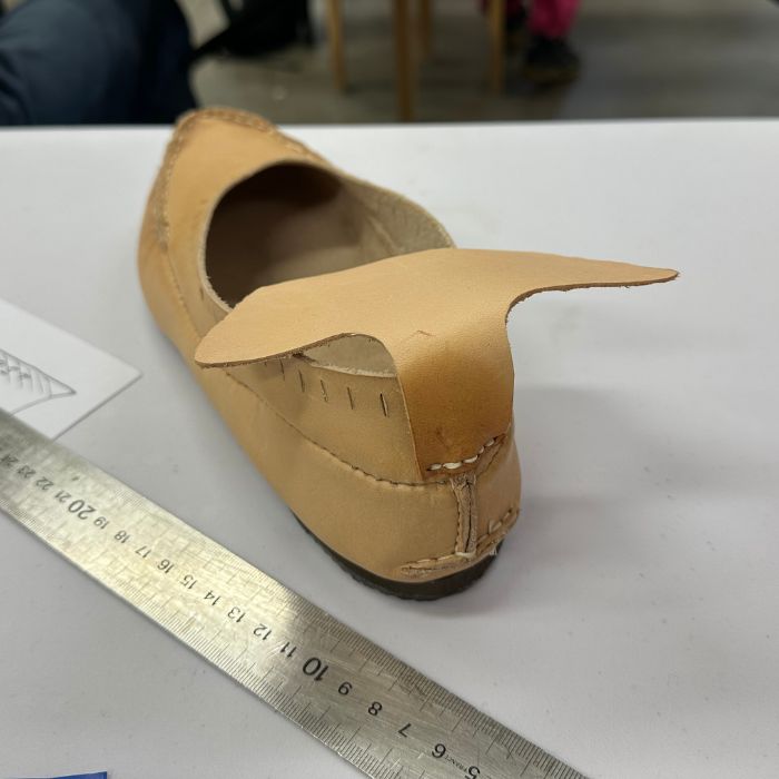 Ruohikengän kantakappi ylös nostettuna.