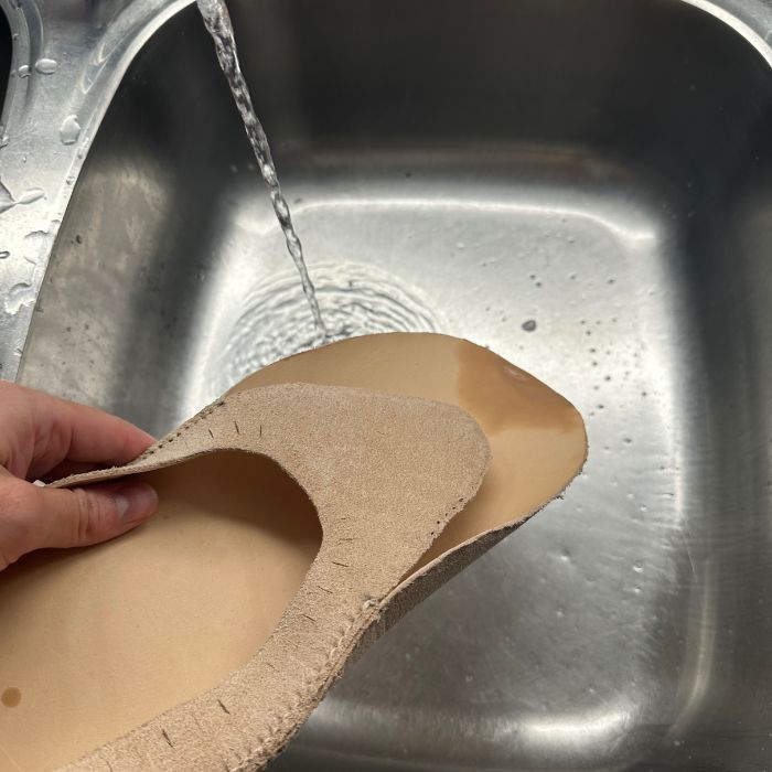 Nahka kastellaan lavuaarissa.