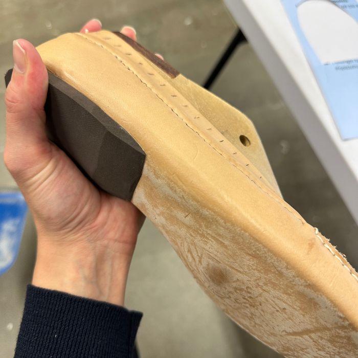 Kantakoroke paikoilleen liimattuna.