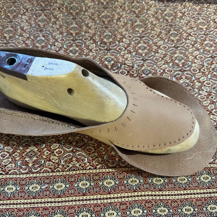 Kenkä lestin päällä.