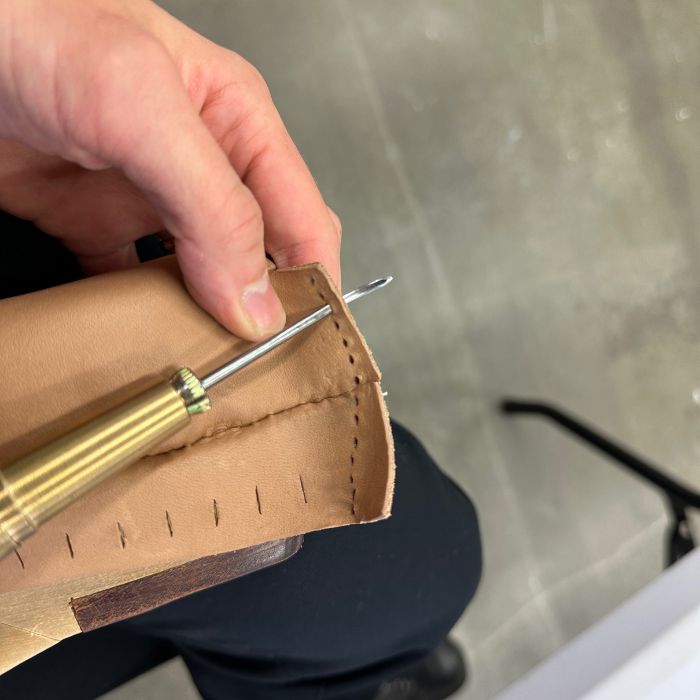 Kengän kannan ompelu.