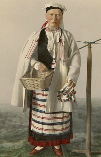 Jääskeläinen vaimon kansanpuku mannekiinin päällä.