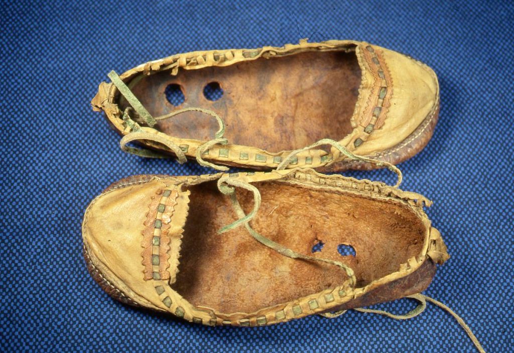 Jääskeläiset ruohikengät museossa.