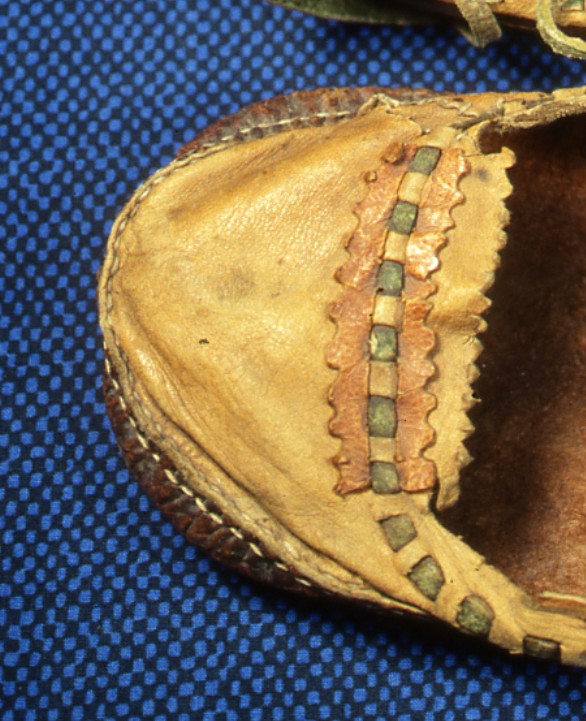 Lähikuva jääskeläisen ruohikengän iltti-osasta, jossa on koristeena kuvioleikattu nahkapala.