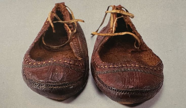 Räisäläinen paulakenkä museossa.