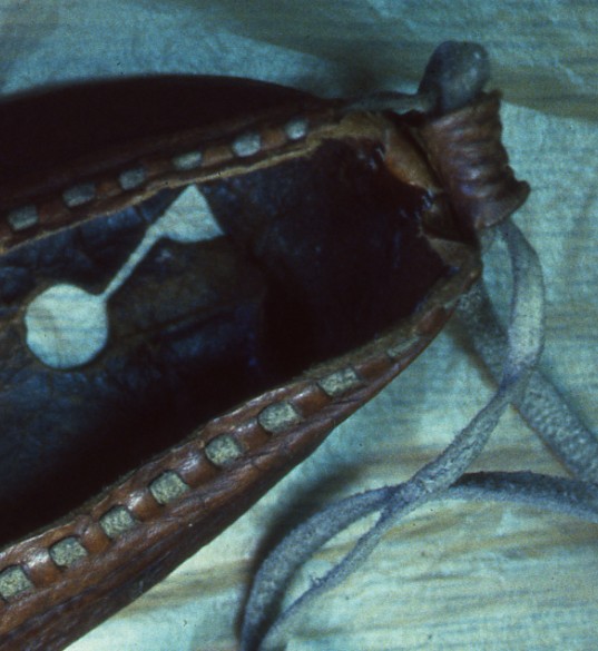 Lähikuva räisäläisen paulakengän kantalapusta.