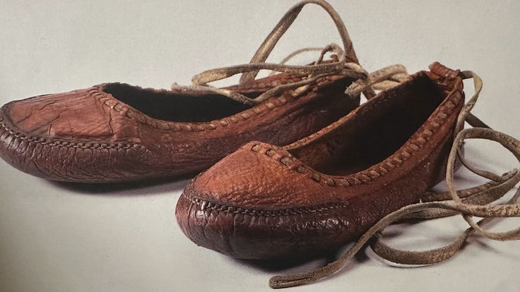 Räisäläinen paulakenkä museossa.