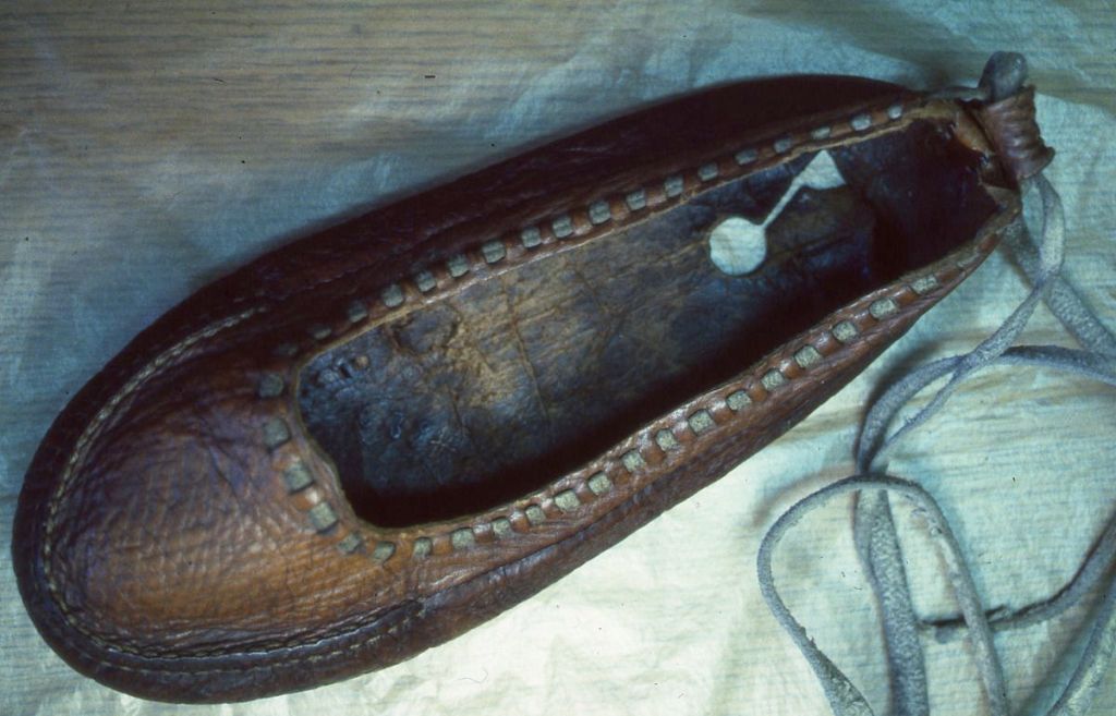 Räisäläinen paulakenkä museossa.