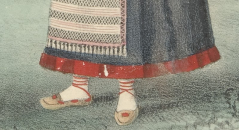 Kivipainokuva naisesta, jolla on ruojukengät jalassaan.