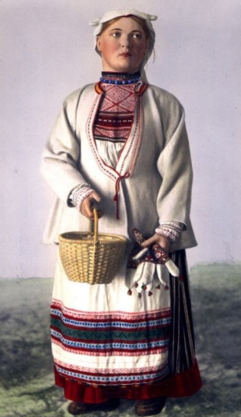 Koivistolainen vaimon kansanpuku mannekiinin päällä.